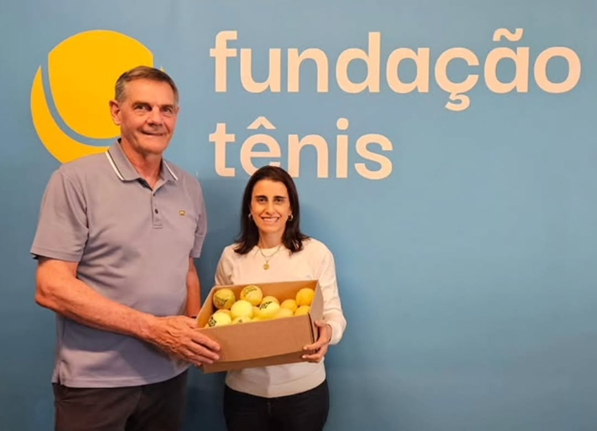Entrega das bolinhas da Tennis Cup à Fundação Tênis